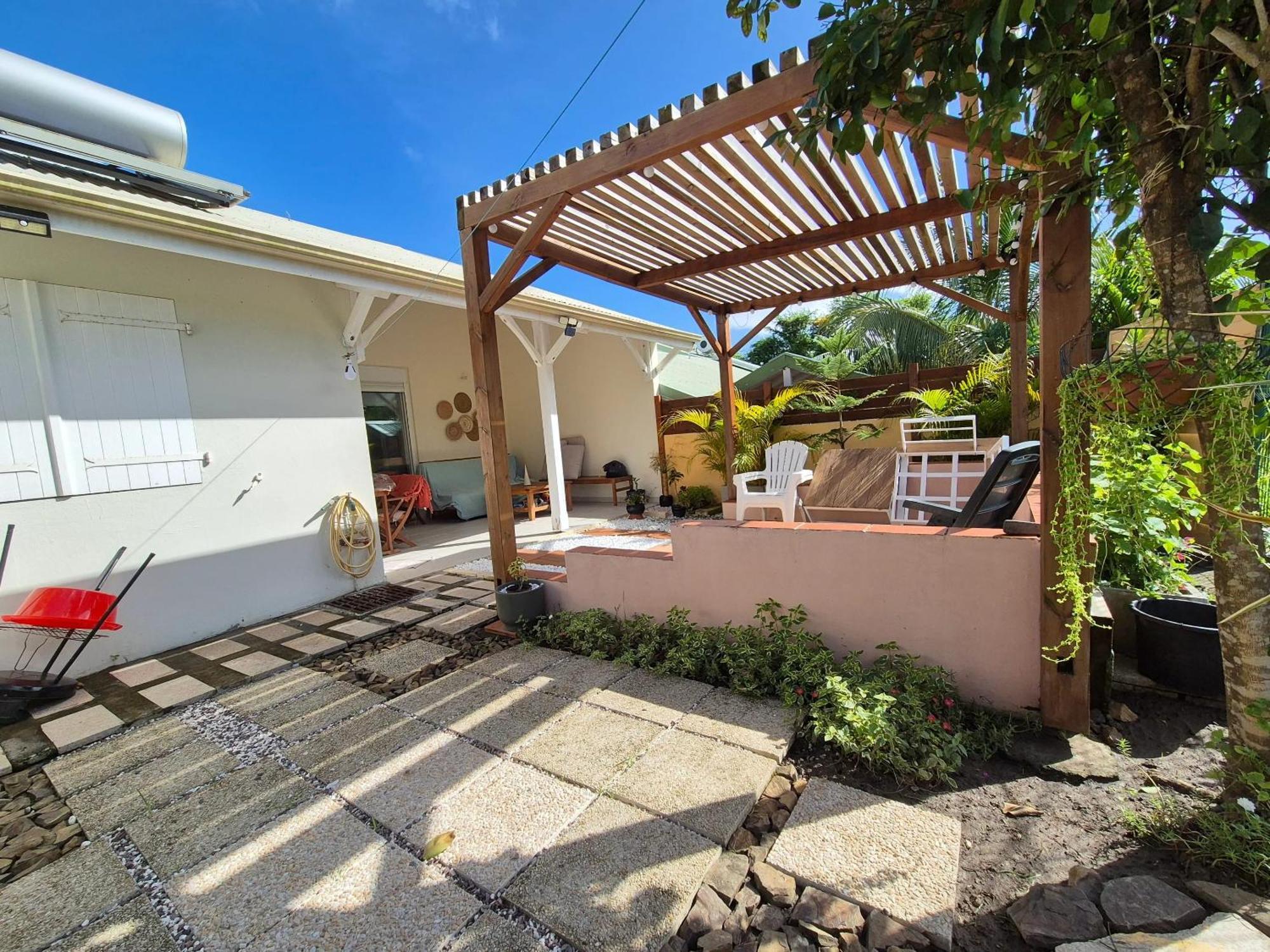 Maison Charmante A Sainte-Anne Avec Jardin Et Pergola En Bois. Extérieur photo